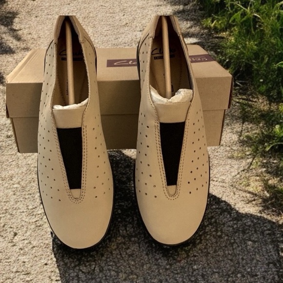 Shoes - Clark’s Collection Comfy Sand Beige & Black Leather Shoes  Sz. 8